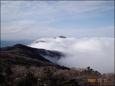 구름이 지리산을 삼킬 듯 밀려옵니다. 